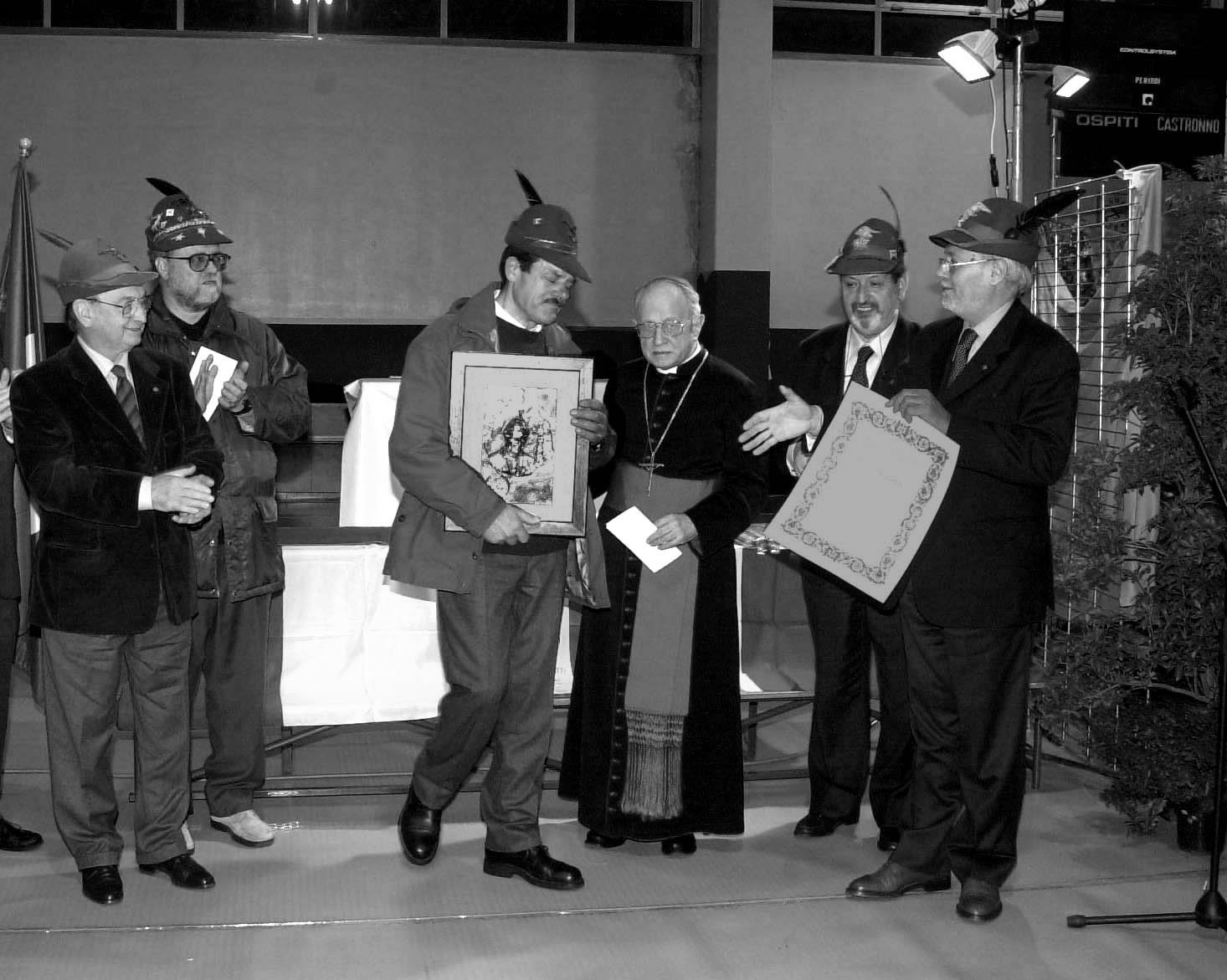 Monsignor Pigionatti con glli alpini